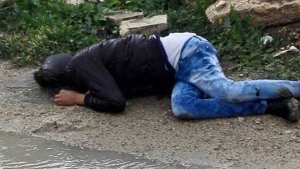 جثة شاب فلسطيني اعدم ميدانيا برصاص جنود الاحتلال/ ارشيفية