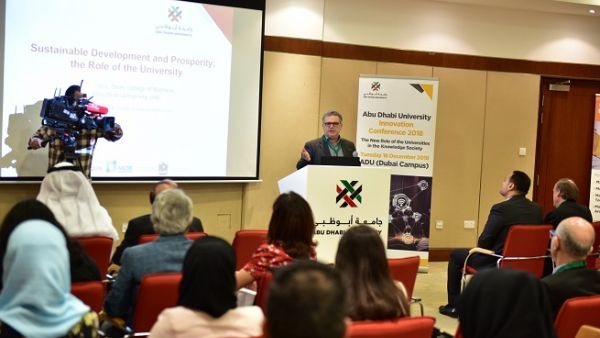 البرفيسور كريستوس بيتليس، عميد كلية إدارة الأعمال في جامعة أبوظبي.