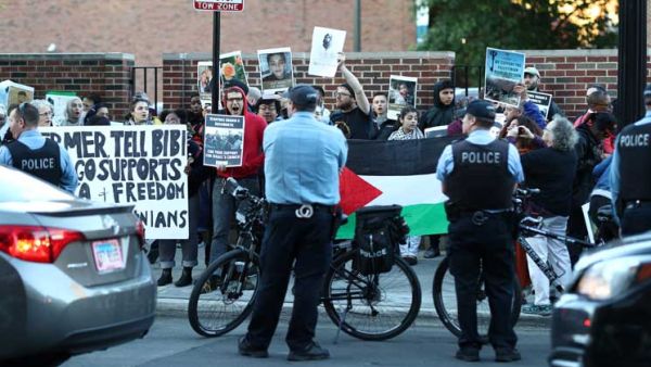 المحتجون رفعوا الأعلام الفلسطينية وصور الشهداء الذين سقطوا في الهجمات الإسرائيلية