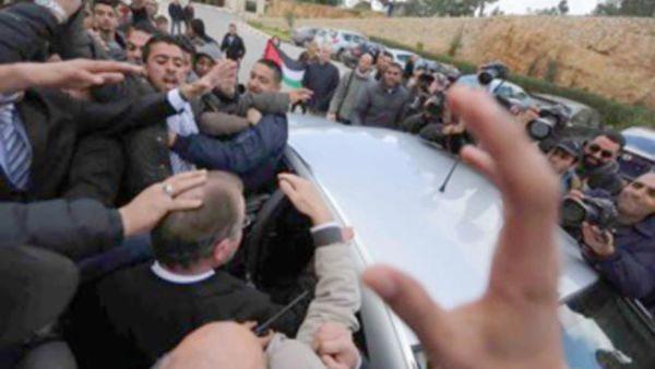 طلبة بيرزيت يطردون القنصل البريطاني