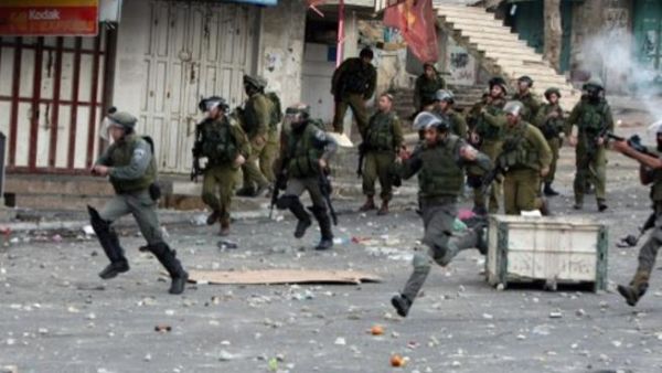 قوات الاحتلال تحاول تفريق تظاهرة فلسطينية في الخليل في اعقاب وفاة الاسير عرفات جرادات في الاسر/أ.ف.ب