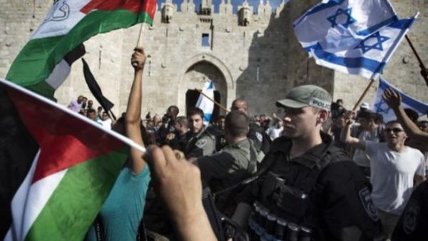 فلسطينيون يتصدون لمستوطنيين حاولوا اقتحام الاقصى/أ.ف.ب