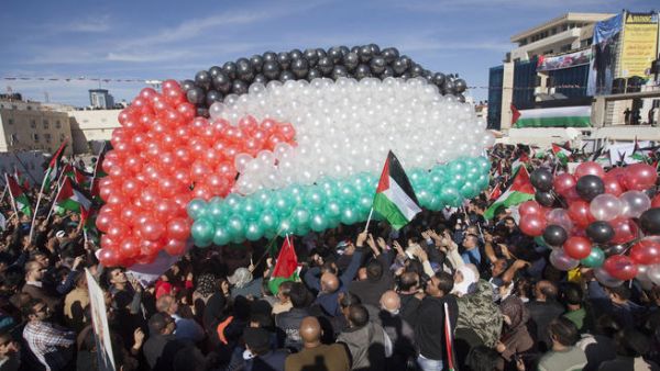 فلسطينيون يحتفلون بعودة الرئيس محمود عباس من الامم المتحدة/أ.ف.ب