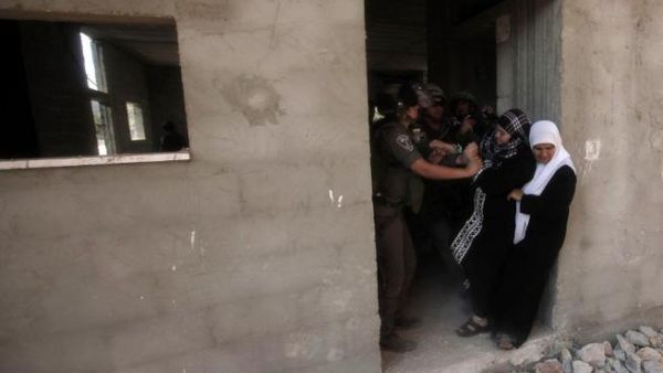 جنود اسرائيليون يخلون بالقوة منزلين لعائلات فلسطينية في قرية حارس بالقرب من نابلس.7/11/أ.ف.ب