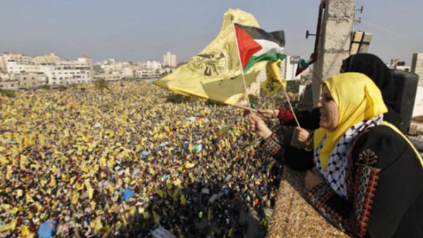 سيدة تلوح بالعلم الفلسطيني 