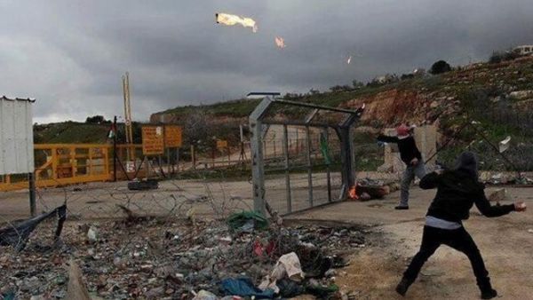 صورة عن تويتر للمواجهات امام السجن