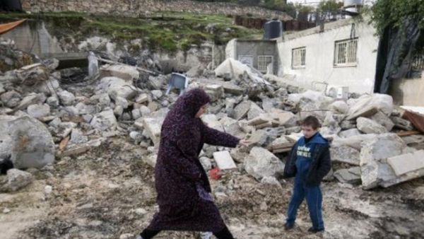 افراد من عائلة جبري الفلسطينية امام انقاض منزلها الذي دمرته جرافات بلدية القدس الاسرائيلية بخحجة مخالفته للبناء/أ.ف.ب