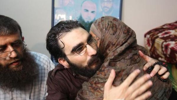 الاسير حلاحلة يعانق والدته بعد الافراج عنه قبل ان يعاد اعتقاله/انترنت