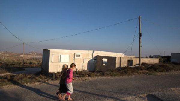 Israeli children from the West Bank settlement of Amona walk past their homes, September 7, 2016. (AFP Photo/Menahem Kahana)
