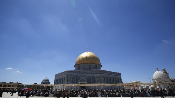 Palestinians pray in Jerusalem's Al-Aqsa mosque compound during the first Friday prayers of the holy Muslim fasting month of Ramadan on June 10, 2016. (AFP/Ahmad Gharabli)
