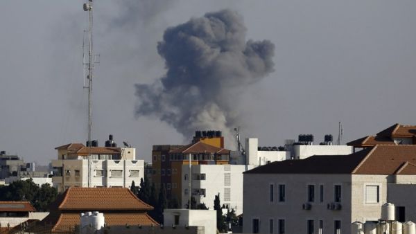 Smoke rises from east Gaza City after Israeli military struck Hamas position in the Gaza Strip on October 5, 2016. (AFP/Mahmud Hams)