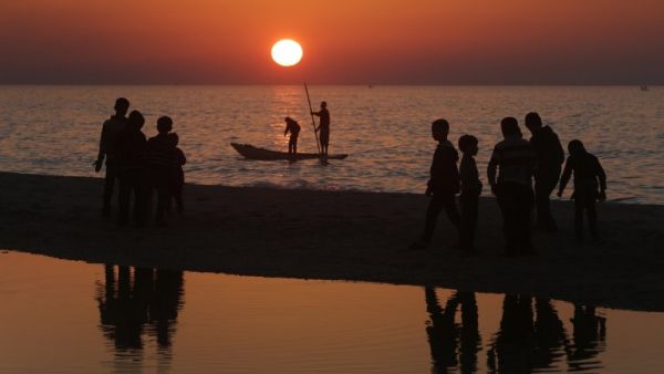 Palestinian children play on the beach in Deir al-Balah in central Gaza on February 13, 2016. (AFP/Mahmud Hams)