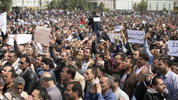 Palestinian government employees protests cuts to their salaries in Gaza City, 8 April 2017. (AFP/Mahmud Hams)