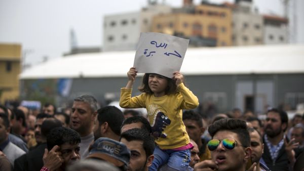 Palestinians at a protest against wage cuts for civil servants, Gaza City, 8 April 2017. (AFP/Mahmud Hams)