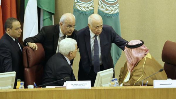 Palestinian president Mahmud Abbas (C-L) Palestinian chief negotiator, Saeb Erekat (2-L), Arab League Secretary General Nabil al-Arabi (2-R) speak during a meeting of Arab foreign ministers, on May 28, 2016. (AFP /STRINGER)