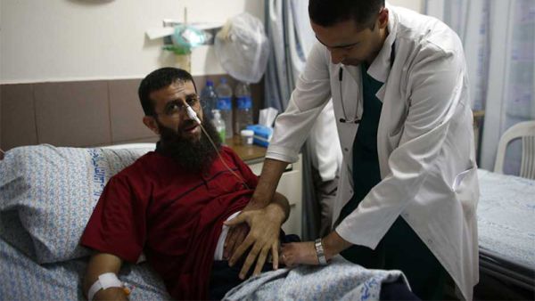 Palestinian Khader Adnan, who staged a 56-day hunger strike while being detained by Israeli authorities lies on a bed as he is treated at the Makassed hospital in East Jerusalem on July 15, 2015. (AFP/ Ahmad Gharabli)