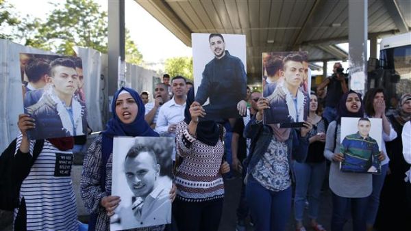 Families of Palestinians imprisoned in Israeli jails demonstrate in the Old City of Jerusalem al-Quds on April 29, 2017 in support of hundreds of Palestinian prisoners on hunger strike. (AFP)