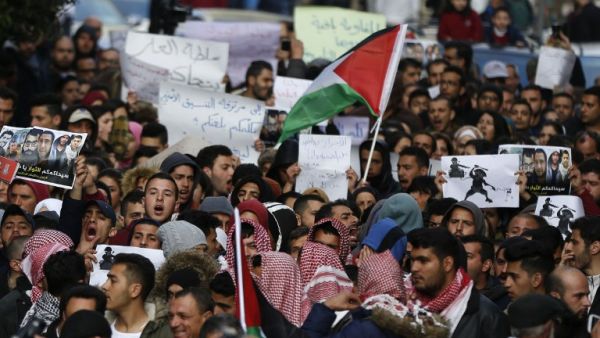 Palestinians demonstrate in the centre of the West Bank city of Ramallah against the security coordination between Palestinian security forces and Israel on March 13, 2017. (AFP/Abbas Momani)