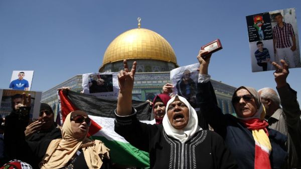 Families of Palestinians imprisoned in Israeli jails demonstrate outside the Dome of the Rock at the Al-Aqsa mosque compound in Jerusalem's Old City on April 28, 2017. (AFP/Ahmad Gharabli)