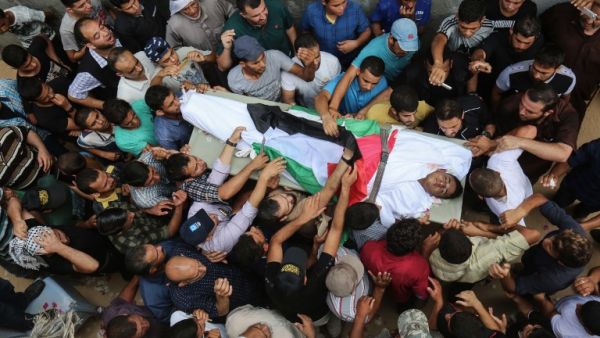 Palestinian mourners carry the body of 18-year-old Mohamad Nassir Shurab during his funeral in Khan Yunis in the southern Gaza Strip July 14, 2018. (SAID KHATIB/ AFP)