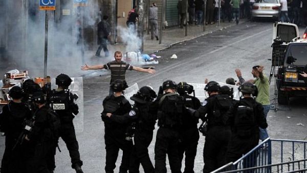 Palestinian protester arguing with Israeli police during clashes in East Jerusalem (AFP/ AHMAD GHARABLI)
