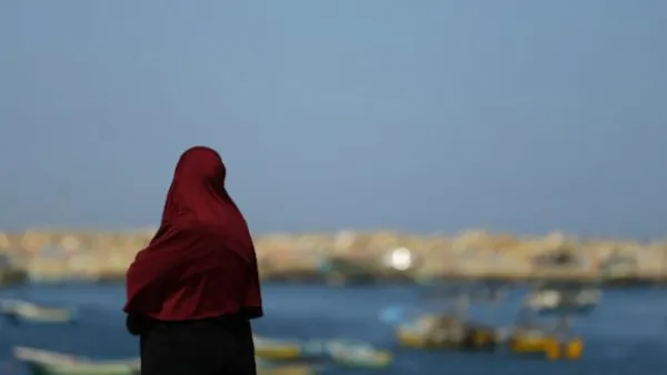 A woman looks at the sea as Palestinian families of fishermen shout slogans during a protest against Israel's blockade on the Gaza Strip on March 9, 2017 in Gaza City. (AFP/Mohammed Abed)