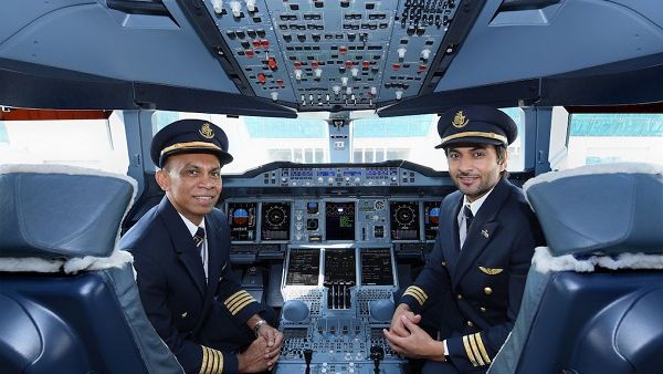 قاد طائرة الإمارات الإيرباص A380 في أول رحلة لها إلى كولومبو القبطان السريلانكي يودايا تيليكيرانتي، ومساعده الإماراتي الضابط أول سعيد المهيري قاد طائرة الإمارات الإيرباص A380 في أول رحلة لها إلى كولومبو القبطان السريلانكي يودايا تيليكيرانتي، ومساعده الإماراتي الضابط أول سعيد المهيري