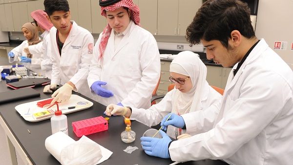 طلاب في مختبر البيولوجيا. طلاب في مختبر البيولوجيا.