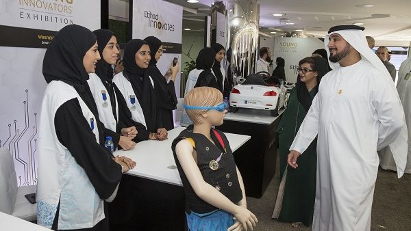 مانع محمد سعيد الملا مع خولة البادي يتعرفان على مشروع خاص بسترة نجاة من ابتكار مجموعة من الطالبات الإماراتيات ببرنامج "بالعلوم نفكر" التابع لمؤسسة الإمارات لتنمية الشباب. مانع محمد سعيد الملا مع خولة البادي يتعرفان على مشروع خاص بسترة نجاة من ابتكار مجموعة من الطالبات الإماراتيات ببرنامج "بالعلوم نفكر" التابع لمؤسسة الإمارات لتنمية الشباب.