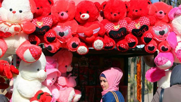 An Iraqi woman shops for Valentine's day gifts at Baghdad's Al-Zawraa Park. (AFP/File)