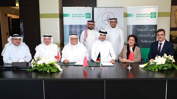 Mr. Abdulhakeem Al Khayyat and Mr. Farouk Al Moayyad with representatives from both parties during the signing ceremony Mr. Abdulhakeem Al Khayyat and Mr. Farouk Al Moayyad with representatives from both parties during the signing ceremony