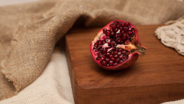 بقع الرمان من البقع العنيدة التي يصعب على ربة البيت إزالتها بسهولة