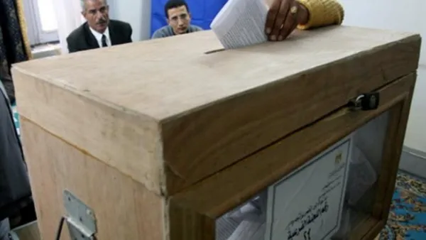 EGYPTE, MANSURA : An Egyptian woman casts her ballot at a polling station in the Nile delta city of Mansura, 120 kms north of Cairo, 26 March 2007. Over 35 million Egyptians are expected to participate in a referendum on controversial constitutional changes which the regime says promotes democracy but the opposition charges curb basic freedoms.