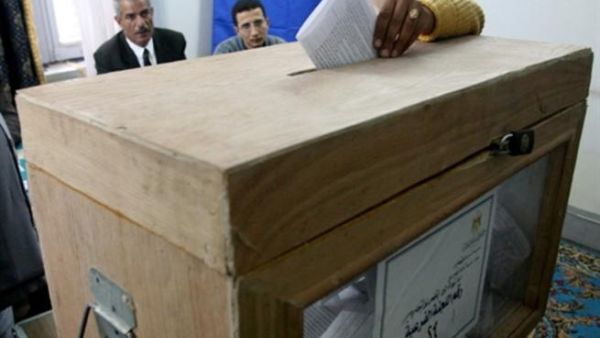 EGYPTE, MANSURA : An Egyptian woman casts her ballot at a polling station in the Nile delta city of Mansura, 120 kms north of Cairo, 26 March 2007. Over 35 million Egyptians are expected to participate in a referendum on controversial constitutional changes which the regime says promotes democracy but the opposition charges curb basic freedoms.