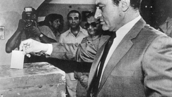 EGYPTE, Cairo : Vice-President Hosni Mubarak casts his vote, 13 October 1981, during a national referendum to decide whether he will succeed the slain President Anwar Sadat as leader of Egypt. Mubarak came to office as Egypt’s fourth president after late President Anwar Sadat was slained by a group of military Islamist fundamentalists with allegiance to the Al-Jihad during a military parade 06 October 1981 and has remained in power ever since, being re-elected five times.