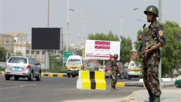 Yemeni security is seen along a main thoroughfare in the port city of Aden, on the eastern approach to the Red Sea, on November 23, 2010, 