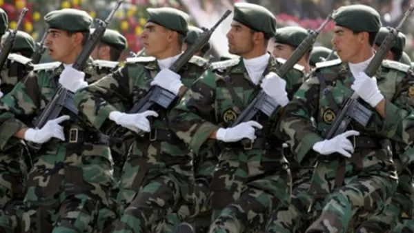 Iranian sodiers march passed President Mahmoud Ahmadinejad (not seen) during the army day military parade in Tehran, 18 April 2007