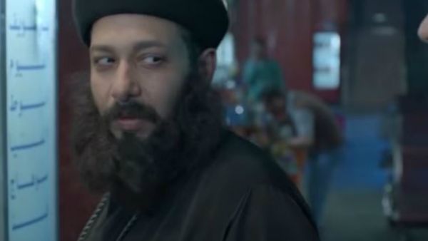 In the highly criticised series "Khifet Yad" actor Mohammed Tharwat wears clothes of a priest while practising fraud (Source: MBCgroup - Youtube)