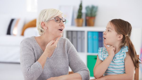 التأتأة هي إطالة أو تكرار بعض الكلمات أو المقاطع الصوتية التي تصدر من الطفل