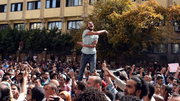 Egyptian protesters shout slogans during a demonstration against a controversial deal to hand two islands in the Red Sea to Saudi Arabia on April 15, 2016 outside the Journalists' Syndicate in central Cairo.
Egyptians gather outside the Journalists' Syndicate to protest giving two islands to Saudi Arabia. (AFP/Mohamed Al-Shahed)