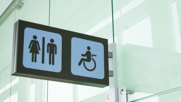 أغلقي الباب عند استخدام الحمام خارج حدود منزلكِ