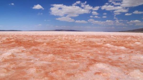 Salt Lake's color turns white to red in Turkey (Twitter)