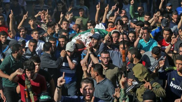 Palestinian mourners carry the body of man who was killed during clashes with Israeli forces, on May 14, 2018 in Gaza City/AFP