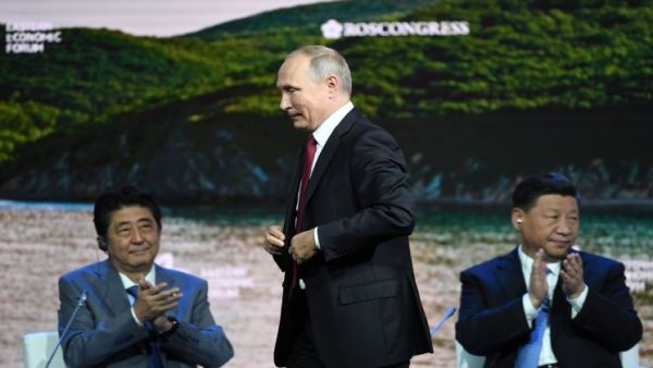 الرئيس الروسي فلاديمير بوتين ورئيس الوزراء الياباني شينزو آبي