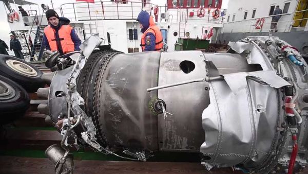 أجزاء من الطائرة العسكرية الروسية التي تحطمت فوق البحر الاسود