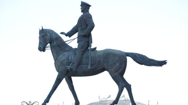 حطيم لوحة تذكارية نصبت تخليدا لذكرى المارشال غيورغي جوكوف، أبرز القادة السوفييت 