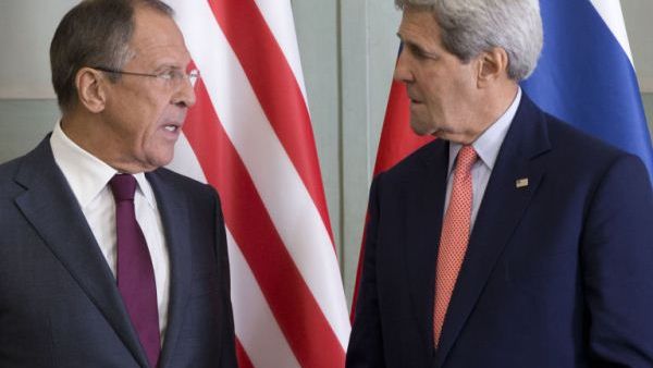وزيرخارجية روسيا سيرغي لافروف (يسار) ونظيره الاميركي جون كيري (يمين)