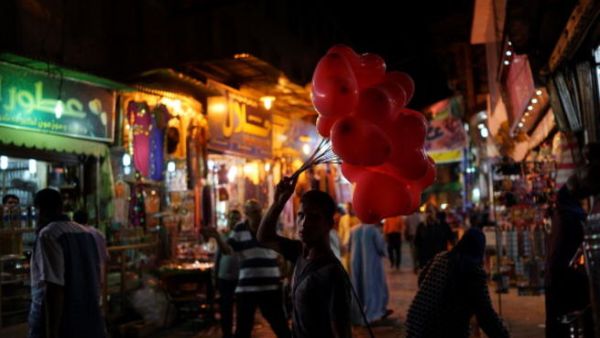المصريون مقبلون على الأسواق في العيد.