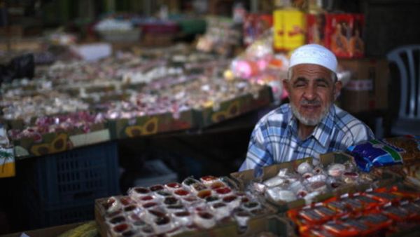 صاحب محل عجوز في قطاع غزة الفلسطيني. 