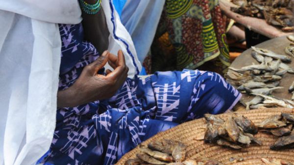 امرأة موريتانية في السوق. 